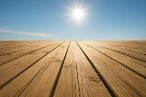 Il legno del terrazzo sotto il sole d’agosto: proteggerlo ora o piangerlo a settembre